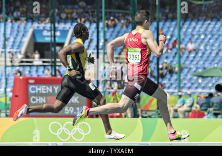 Bruno Hortelano d'Espagne tire d'avance sur Yohan Blake de la Jamaïque au cours de la 200m masculin 1 Ronde 2 La chaleur dans le stade olympique au Jeux Olympiques de Rio 2016 à Rio de Janeiro, Brésil, le 16 août 2016. Hortelano a gagné la chaleur avec un temps de 20,12 à 20,13 et Blake deuxième. Photo de Richard Ellis/UPI Banque D'Images