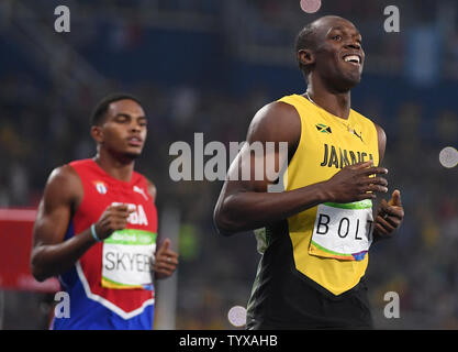 Usain Bolt de la Jamaïque réagit après avoir participé à la demi-finale 200m hommes au Stade olympique au Jeux Olympiques de Rio 2016 à Rio de Janeiro, Brésil, le 17 août 2016. Photo par Terry Schmitt/UPI Banque D'Images
