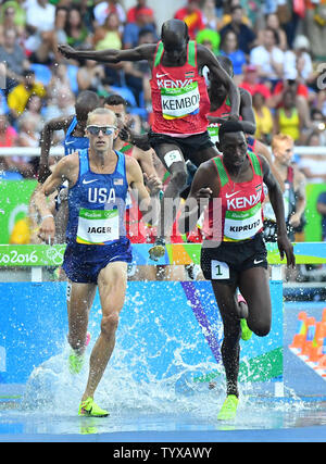 Conseslus Kipruto du Kenya (R) longe Evan Jager (L) des États-Unis et d'Ézéchiel Kemboi du Kenya dans l'épreuve du 3 000 mètres steeple finale aux Jeux Olympiques d'été de Rio 2016 à Rio de Janeiro, Brésil, le 17 août 2016. Kipruto a remporté avec un record olympique de 8:03,28 tandis que Jager terminé derrière lui avec 8:04.28 Et Kemboi a pris le bronze avec 8:08,47. Photo par Kevin Dietsch/UPI Banque D'Images