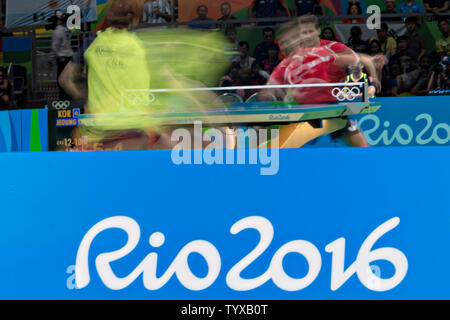 Slow motion sur la médaille de bronze entre Bastian Steger de l'Allemagne et Youngsik Jeoung de Corée du Sud au cours de l'équipe masculine du Tennis de Table pour la médaille de bronze contre la Corée du Sud dans le Pavillon 3 au Riocentro Rio 2016 Jeux Olympiques d'été à Rio de Janeiro, Brésil, le 17 août 2016. Photo de Richard Ellis/UPI Banque D'Images