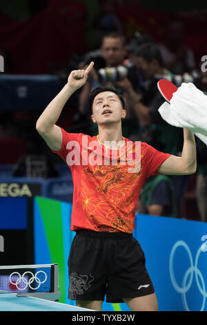 Ma longue de Chine célèbre après avoir battu Maharu Yoshimura dans Men's Team Tennis de Table pour gagner la médaille d'or au Riocentro Pavilion 3 au Jeux Olympiques d'été de Rio 2016 à Rio de Janeiro, Brésil, le 17 août 2016. La Chine a remporté l'or, le Japon l'argent et l'Allemagne, le bronze. Photo de Richard Ellis/UPI Banque D'Images