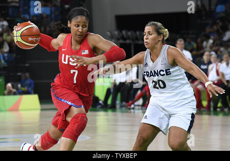 United States' Maya Moore (L) disques durs au panier comme elle est défendue par la France au cours de l'Amel Bouderra USA vs France match de basket-ball des femmes à la Rio 2016 Jeux Olympiques d'été à Rio de Janeiro, Brésil, le 18 août 2016. L'équipe américaine a gagné 47 jeux olympiques de suite et est à la recherche d'une sixième médaille d'or olympique. Photo de Mike Theiler/UPI Banque D'Images