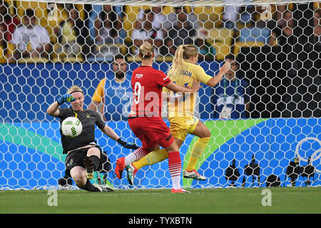 Gardien de but suédois Marchand Germany (1) bloque un tir de Alexandra Popp (9) de l'Allemagne au début de l'action contre l'Allemagne pendant la femmes Football médaille d'or dans le stade Maracana à Rio de 2016 Jeux Olympiques d'été à Rio de Janeiro, Brésil, le 19 août 2016. L'Allemagne a remporté la médaille d'argent et la Suède 2-1. Photo de Richard Ellis/UPI Banque D'Images