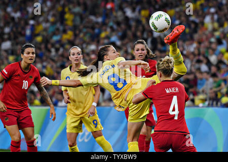 Lotta Schelin (8) de la Suède des coups la balle loin de Leonie Maier (4) de l'Allemagne pendant la lecture dans le femmes Football médaille d'or dans le stade Maracana à Rio de 2016 Jeux Olympiques d'été à Rio de Janeiro, Brésil, le 19 août 2016. L'Allemagne a remporté la médaille d'argent et la Suède 2-1. Photo de Richard Ellis/UPI Banque D'Images