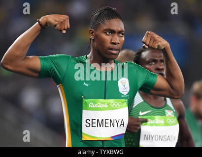 Caster Semenya d'Afrique du Sud célèbre après avoir remporté la médaille d'or en finale de 800 mètres au Stade olympique au Jeux Olympiques d'été de Rio 2016 à Rio de Janeiro, Brésil, le 20 août 2016. Photo par Kevin Dietsch/UPI Banque D'Images