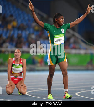 Caster Semenya d'Afrique du Sud célèbre après avoir remporté la médaille d'or en finale de 800 mètres au Stade olympique au Jeux Olympiques d'été de Rio 2016 à Rio de Janeiro, Brésil, le 20 août 2016. Photo par Kevin Dietsch/UPI Banque D'Images