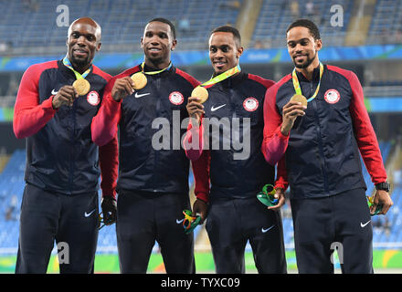 Médaillés d'Arman Hall, Tony McQuay, Gil Roberts et Lashawn Merritt de la United States monter sur le podium pour la cérémonie de remise des médailles après la Men's 4 x 400 mètres relais en stade olympique au Jeux Olympiques de Rio 2016 à Rio de Janeiro, Brésil, le 20 août 2016. Photo de Richard Ellis/UPI Banque D'Images