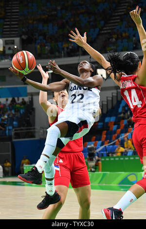 Olivia Epoupa (22) de la France est bloqué sur tourné au cours de la médaille de bronze féminine de basket-ball jeu dans l'arène 1 Carioca au 2016 Jeux Olympiques d'été de Rio à Rio de Janeiro, Brésil, le 20 août 2016. Photo de Richard Ellis/UPI Banque D'Images