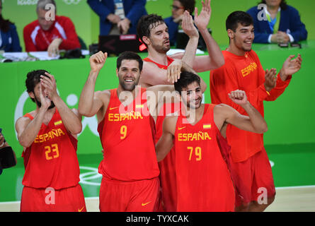 Pau Gasol, Felipe Reyes, Ricky Rubio et Sergio Llull d'Espagne célébrer après l'Espagne bat l'Australie dans les Men's Basketball match pour la médaille de bronze 89-88 à 1 à l'Arena carioca de Rio 2016 Jeux Olympiques d'été à Rio de Janeiro, Brésil, le 21 août 2016. Photo par Kevin Dietsch/UPI Banque D'Images