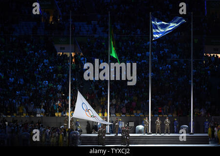 Le drapeau olympique est pris en bas au cours de la Cérémonie de Clôture au Stade des Maracan en 2016 Jeux Olympiques d'été de Rio à Rio de Janeiro, Brésil, le 21 août 2016. Photo par Terry Schmitt/UPI Banque D'Images