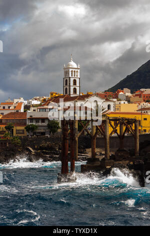 Belle vue sur la ville pittoresque sur la côte nord de Tenerife sur un jour de tempête avec de fortes vagues Banque D'Images
