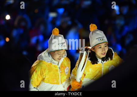 La torche olympique est effectué sur la rampe pour allumer la vasque par deux membres de l'Amérique du Nord et du sud-coréen de l'équipe féminine de hockey, Chung Su-hyon de la Corée du Nord et le parc Jong-ah de Corée du Sud lors de l'ouverture des Jeux Olympiques d'hiver de Pyeongchang 2018, au Stade Olympique dans Daegwalnyeong, Corée du Sud, le 9 février 2018. photo de Richard Ellis/UPI Banque D'Images