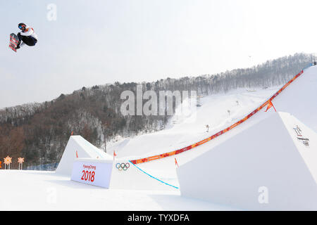 Hiroaki Kunitake du Japon lance hors du kicker dans la deuxième exécution de la deuxième chaleur du slopestyle hommes journée événement sur l'un des Jeux Olympiques d'hiver de Pyeongchang 2018 au Phoenix parc de neige à Pyeongchang, Corée du Sud, le 10 février 2018. Kunitake placé 14e et se déplace pas pour les finales. Photo de Matthew Healey/UPI Banque D'Images