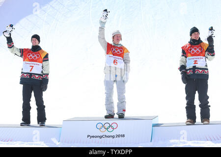 Slopestyle hommes gagnants de la médaille d'argent de gauche gagnant Max Parrot du Canada, médaille d'Redmond Gerard, et médaillé de bronze Mark McMorris tenir leurs mascottes olympiques à l'occasion des récompenses au deuxième jour de l'Jeux olympiques d'hiver de Pyeongchang 2018 au Phoenix parc de neige à Pyeongchang, Corée du Sud, le 11 février 2018. Gerard a remporté l'or dans l'événement avec un meilleur score de 87,16. Il est le premier Américain à remporter une médaille aux Jeux jusqu'à présent. Photo de Matthew Healey/UPI Banque D'Images