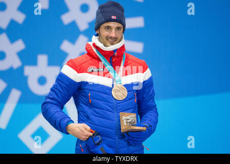 Les hommes de ski de fond 15km  + 15km skiathalon Hans Christer Holund médaillé de bronze de la Norvège est sur le podium lors d'une cérémonie de remise des médailles pour les Jeux Olympiques d'hiver de Pyeongchang 2018, à la médaille Olympique Plaza dans Daegwalnyeong, Corée du Sud, le 11 février 2018. Photo de Matthew Healey/UPI Banque D'Images