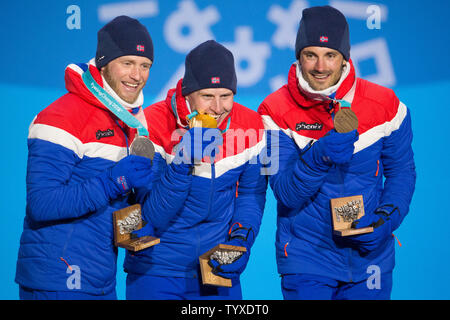 De gauche les hommes de ski de fond 15km  + 15km skiathalon Martin Johnsrud Sundby médaillé d'or olympique, Simen Heisted Krueger, médaillé de bronze et Hans Christer Holund toute la Norvège posent pour une photo lors d'une cérémonie de remise des médailles pour les Jeux Olympiques d'hiver de Pyeongchang 2018, à la médaille Olympique Plaza dans Daegwalnyeong, Corée du Sud, le 11 février 2018. Photo de Matthew Healey/UPI Banque D'Images