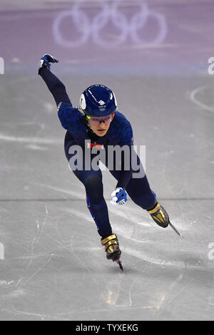 Elise Christie de Grande-Bretagne est en concurrence pour le Ladies' 500m en patinage de vitesse courte piste dans le Jeux Olympiques d'hiver de Pyeongchang 2018, à l'Arena de Gangneung Gangneung, Corée du Sud, le 13 février 2018. Christie a gagné la chaleur et a établi un nouveau record mondial. Photo de Richard Ellis/UPI Banque D'Images