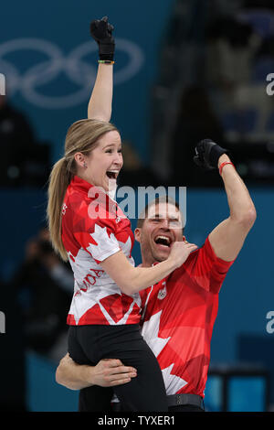 Kaitlyn Lawes (L) et John Morris du Canada célébrer après avoir remporté la médaille d'or double mixte au match contre la Suisse au centre de curling Gangneung Gangneung, Corée du Sud au cours des Jeux Olympiques d'hiver de Pyeongchang 2018 le 13 février 2018. Le Canada a gagné 10-3. Photo par Andrew Wong/UPI Banque D'Images