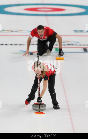 Kaitlyn Lawes du Canada balaie comme coéquipier John Morris ordonne au cours de la médaille d'or double mixte au match contre la Suisse au centre de curling Gangneung Gangneung, Corée du Sud au cours des Jeux Olympiques d'hiver de Pyeongchang 2018 le 13 février 2018. Le Canada a gagné 10-3. Photo par Andrew Wong/UPI Banque D'Images