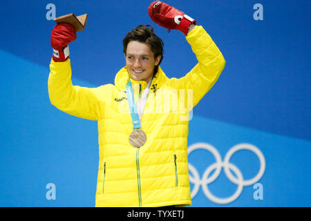 MenÕs snowboard halfpipe bronze Scotty James de l'Australie célèbre lors de la cérémonie de remise des médailles pour les Jeux Olympiques d'hiver de Pyeongchang 2018 à Pyeongchang la Place des médailles à Pyeongchang, Corée du Sud, le 14 février 2018. Photo de Matthew Healey/UPI Banque D'Images