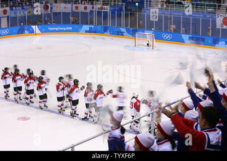 Les joueurs du Japon pour leur le hockey sur glace féminin tour préliminaire - Groupe B match contre l'équipe de Corée du Nord et du sud au centre de Hockey Kwandong à Gangneung, Corée du Sud au cours de la 2018 Jeux Olympiques d'hiver de Pyeongchang le 14 février, 2018. Le Japon a gagné 4-1. Photo par Andrew Wong/UPI Banque D'Images