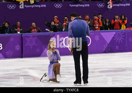 Aljona Savchenko médaillés d'arcs à son partenaire Bruno Massot de l'Allemagne lors de la cérémonie de remise des prix dans le PATINAGE ARTISTIQUE Patinage libre au Jeux Olympiques d'hiver de Pyeongchang 2018, à Gangneung, Corée du Sud, le 15 février 2018. Photo de Richard Ellis/UPI Banque D'Images