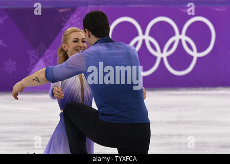Aljona Savchenko médaillés d'or et Bruno Massot d'Allemagne embrasser à genoux sur la glace au cours de la cérémonie de remise des prix dans le PATINAGE ARTISTIQUE Patinage libre au Jeux Olympiques d'hiver de Pyeongchang 2018, à Gangneung, Corée du Sud, le 15 février 2018. Photo de Richard Ellis/UPI Banque D'Images