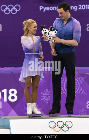 Aljona Savchenko médaillés d'or et Bruno Massot d'Allemagne bosse leur mascotte awards ensemble sur le podium lors de la cérémonie de remise des prix dans le PATINAGE ARTISTIQUE Patinage libre au Jeux Olympiques d'hiver de Pyeongchang 2018, à Gangneung, Corée du Sud, le 15 février 2018. Photo de Richard Ellis/UPI Banque D'Images