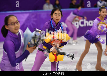 Skate pour récupérer les dizaines de cadeaux jeter par les fans de patineur japonais Yuzuru Hanyu suite à sa performance dans le presque parfait hommes Programme court de patinage artistique unique au cours de l'hiver 2018 de Pyeongchang Jeux Olympiques, à l'Ice Arena à Gangneung Gangneung, Corée du Sud, le 16 février 2018. Hanyu a terminé la journée l'un des hommes, en premier lieu. Photo de Richard Ellis/UPI Banque D'Images