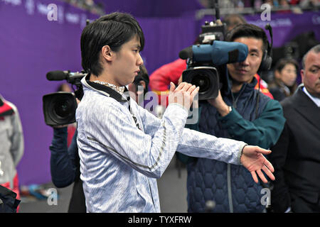 Yuzuru Hanyu du Japon se réchauffe avant de partir à la glace de compétition dans le programme court de patinage simple hommes au cours de l'hiver 2018 de Pyeongchang Jeux Olympiques, à l'Ice Arena à Gangneung Gangneung, Corée du Sud, le 16 février 2018. Photo de Richard Ellis/UPI Banque D'Images