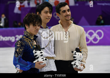 Yuzuru Hanyu médaillé d'or du Japon, centre, est médaillé d'argent avec Shoma Uno du Japon, à gauche, et Javier Fernandez médaillé de bronze de l'Espagne au cours de la cérémonie des récompenses pour le programme court de patinage artistique unique au cours de l'hiver 2018 de Pyeongchang Jeux Olympiques, à l'Ice Arena à Gangneung Gangneung, Corée du Sud, le 17 février 2018. Photo de Richard Ellis/UPI Banque D'Images