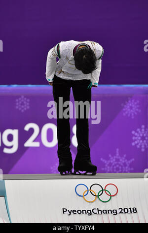 Yuzuru Hanyu médaillé d'or du Japon, s'incline devant les fans pendant la cérémonie de remise des prix pour le programme court de patinage artistique unique au cours de l'hiver 2018 de Pyeongchang Jeux Olympiques, à l'Ice Arena à Gangneung Gangneung, Corée du Sud, le 17 février 2018. Photo de Richard Ellis/UPI Banque D'Images