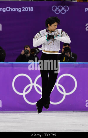 Yuzuru Hanyu du Japon, est en compétition dans l'épreuve du programme court de patinage artistique unique au cours de l'hiver 2018 de Pyeongchang Jeux Olympiques, à l'Ice Arena à Gangneung Gangneung, Corée du Sud, le 17 février 2018. Photo de Richard Ellis/UPI Banque D'Images