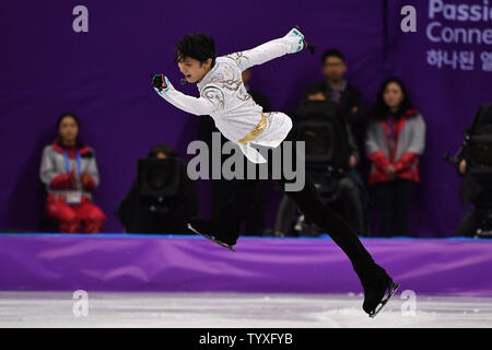 Yuzuru Hanyu du Japon, est en compétition dans l'épreuve du programme court de patinage artistique unique au cours de l'hiver 2018 de Pyeongchang Jeux Olympiques, à l'Ice Arena à Gangneung Gangneung, Corée du Sud, le 17 février 2018. Photo de Richard Ellis/UPI Banque D'Images
