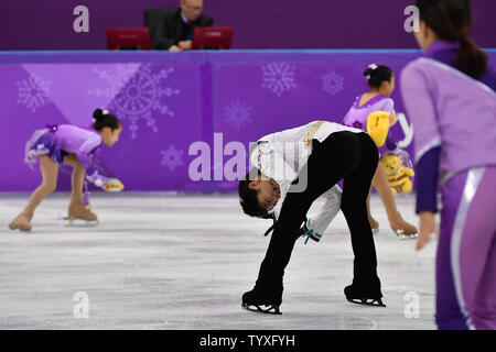 Yuzuru Hanyu du Japon, célèbre pour sa médaille d'or performance gagnante la raie pour ramasser les ours ourson jeté par les fans au cours de l'unique hommes Programme court de patinage pendant les Jeux Olympiques d'hiver de Pyeongchang 2018, à l'Ice Arena à Gangneung Gangneung, Corée du Sud, le 17 février 2018. Photo de Richard Ellis/UPI Banque D'Images