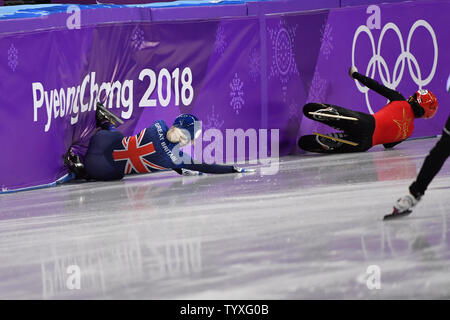 Numéro un mondial de la Elise Christie de Grande-Bretagne tombe sur le dernier virage de quart de finale dans les dames 1500m de patinage de vitesse sur courte piste au cours de la finale des Jeux Olympiques d'hiver de 2018 à Pyeongchang, à l'Ice Arena à Gangneung Gangneung, Corée du Sud, le 17 février 2018. Photo de Richard Ellis/UPI Banque D'Images