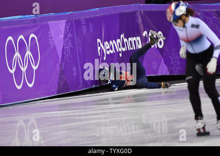 Numéro un mondial de la Elise Christie de Grande-Bretagne tombe sur le dernier virage de quart de finale dans les dames 1500m de patinage de vitesse sur courte piste au cours de la finale des Jeux Olympiques d'hiver de 2018 à Pyeongchang, à l'Ice Arena à Gangneung Gangneung, Corée du Sud, le 17 février 2018. Photo de Richard Ellis/UPI Banque D'Images