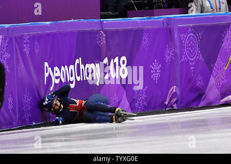 Numéro un mondial de la Elise Christie de Grande-Bretagne tombe sur le dernier virage de quart de finale dans les dames 1500m de patinage de vitesse sur courte piste au cours de la finale des Jeux Olympiques d'hiver de 2018 à Pyeongchang, à l'Ice Arena à Gangneung Gangneung, Corée du Sud, le 17 février 2018. Photo de Richard Ellis/UPI Banque D'Images