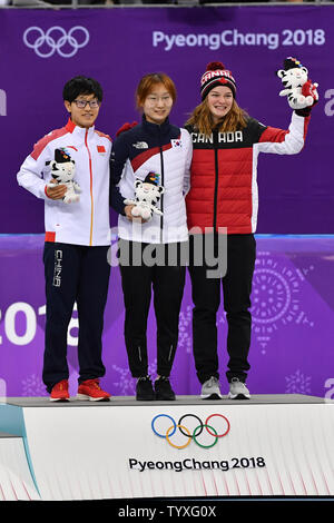 Médaillé d'or Choi Min Jeong, centre, pose avec Long Yuan Li, médaillé d'argent de la Chine et de bronze Kim Boutin du Canada lors de la cérémonie de remise des prix pour les dames 1 500 m de patinage de vitesse courte piste au Jeux Olympiques d'hiver de Pyeongchang 2018, à l'Ice Arena à Gangneung Gangneung, Corée du Sud, le 17 février 2018. Photo de Richard Ellis/UPI Banque D'Images