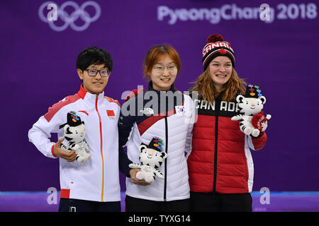 Médaillé d'or Choi Min Jeong, centre, pose avec Long Yuan Li, médaillé d'argent de la Chine et de bronze Kim Boutin du Canada lors de la cérémonie de remise des prix pour les dames 1 500 m de patinage de vitesse courte piste au Jeux Olympiques d'hiver de Pyeongchang 2018, à l'Ice Arena à Gangneung Gangneung, Corée du Sud, le 17 février 2018. Photo de Richard Ellis/UPI Banque D'Images