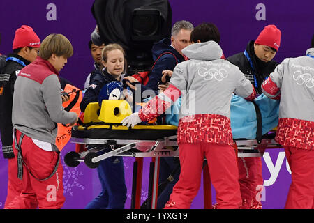 Les équipes médicales de piste Elise Christie de Grande-bretagne sur une civière après avoir sauté sur la glace sur le dernier virage de quart de finale dans les dames 1500m de patinage de vitesse sur courte piste au cours de la finale des Jeux Olympiques d'hiver de 2018 à Pyeongchang, à l'Ice Arena à Gangneung Gangneung, Corée du Sud, le 17 février 2018. Photo de Richard Ellis/UPI Banque D'Images