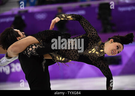 Tessa Virtue et Scott Moir du Canada en compétition en Danse Programme court au cours de l'événement des Jeux Olympiques d'hiver de Pyeongchang 2018, à l'Ice Arena à Gangneung Gangneung, Corée du Sud, le 19 février 2018. Photo de Richard Ellis/UPI Banque D'Images