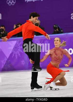 Kaitlyn Weaver et Andrew Poje du Canada en compétition en Danse Programme court au cours de l'événement des Jeux Olympiques d'hiver de Pyeongchang 2018, à l'Ice Arena à Gangneung Gangneung, Corée du Sud, le 19 février 2018. Photo de Richard Ellis/UPI Banque D'Images