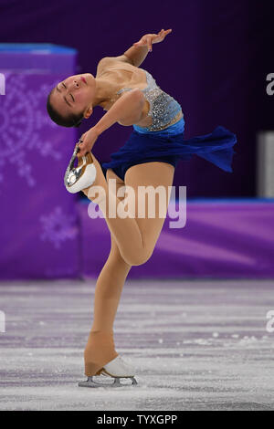 Li he Xiangning de la concurrence de la Chine dans le programme court de patinage simple dames au cours de l'hiver 2018 de Pyeongchang Jeux Olympiques, à l'Ice Arena à Gangneung Gangneung, Corée du Sud, le 21 février 2018. Photo de Richard Ellis/UPI Banque D'Images