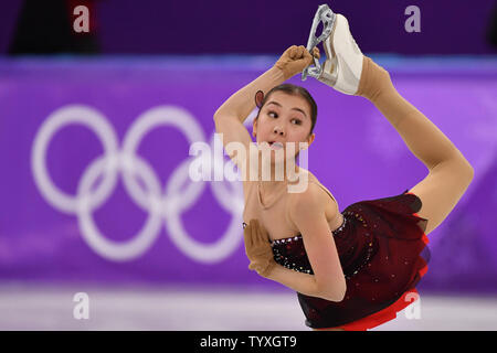 Elizabet Tursynbaeva du Kazakhstan participe à l'unique programme court dames de patinage au cours de l'hiver 2018 de Pyeongchang Jeux Olympiques, à l'Ice Arena à Gangneung Gangneung, Corée du Sud, le 21 février 2018. Photo de Richard Ellis/UPI Banque D'Images