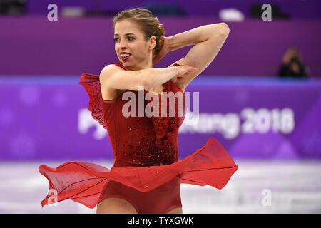 Carolina Kostner de l'Italie est en concurrence dans le programme court de patinage simple dames au cours de l'hiver 2018 de Pyeongchang Jeux Olympiques, à l'Ice Arena à Gangneung Gangneung, Corée du Sud, le 21 février 2018. Photo de Richard Ellis/UPI Banque D'Images