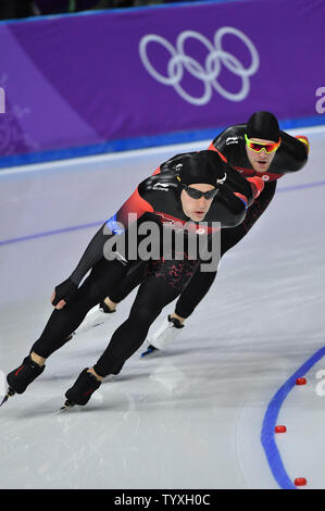 La concurrence à l'équipe de patinage de vitesse Hommes Poursuite par équipe au cours de la demi-finale des Jeux Olympiques d'hiver de 2018 à Pyeongchang, à l'ovale à Gangneung Gangneung, Corée du Sud, le 21 février 2018. Photo de Richard Ellis/UPI Banque D'Images