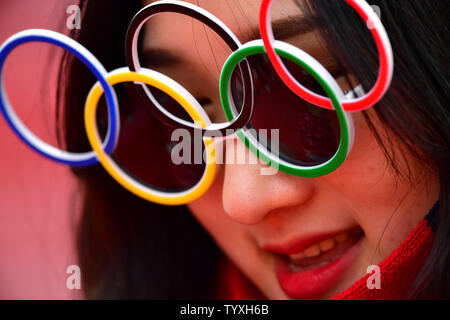 Un bénévoles portent des verres thème olympique au Ladies' combiné au centre alpin de Jeongseon Pyeongchang 2018 au cours de l'occasion des Jeux Olympiques d'hiver de Pyeongchang, Corée du Sud, le 22 février 2018. Photo par Kevin Dietsch/UPI Banque D'Images