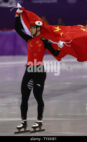 Wu Dajing de Chine célèbre après avoir remporté la médaille d'or et établissant un nouveau record du monde avec un temps de 39,584 secondes lors de la men's 500m de patinage de vitesse sur courte piste à Gangneung Ice Arena à Gangneung, Corée du Sud, au cours de l'Jeux olympiques d'hiver de Pyeongchang 2018 le 22 février 2018. Photo par Andrew Wong/UPI Banque D'Images