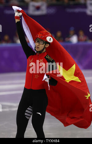 Wu Dajing de Chine célèbre après avoir remporté la médaille d'or et établissant un nouveau record du monde avec un temps de 39,584 secondes lors de la men's 500m de patinage de vitesse sur courte piste à Gangneung Ice Arena à Gangneung, Corée du Sud, au cours de l'Jeux olympiques d'hiver de Pyeongchang 2018 le 22 février 2018. Photo par Andrew Wong/UPI Banque D'Images